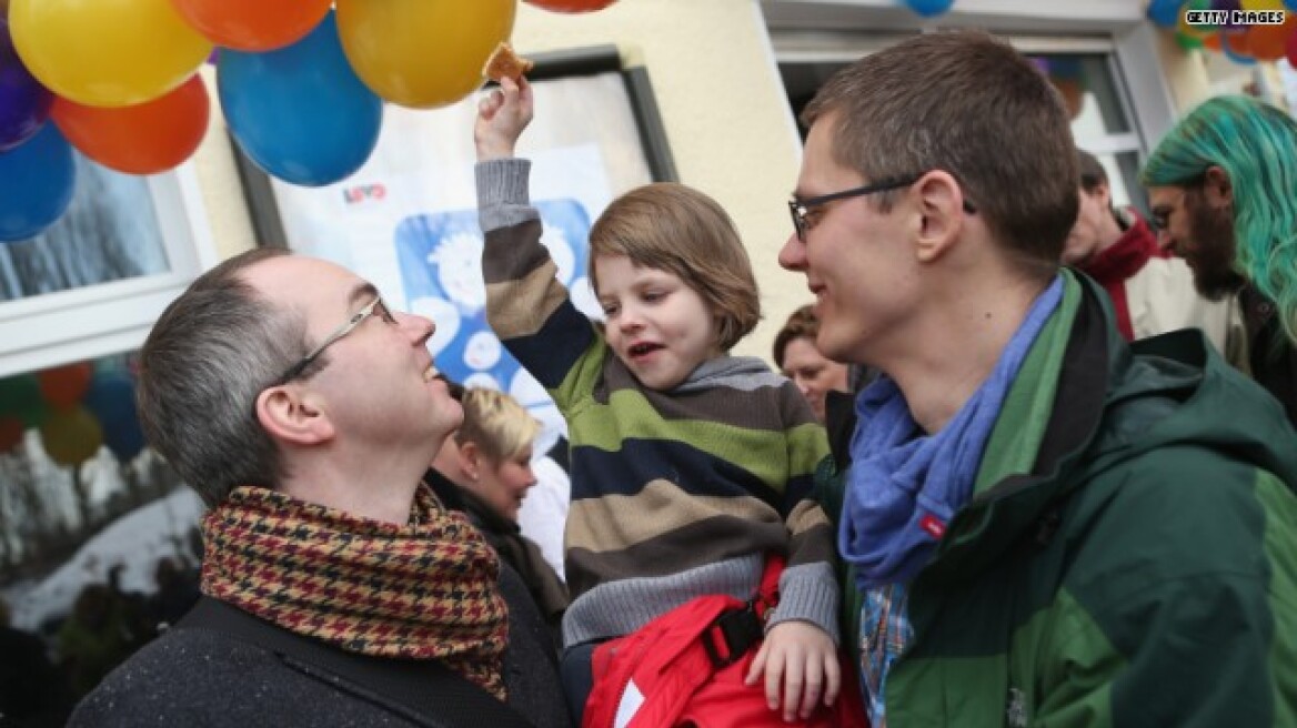 Γερμανία: Οι ομοφυλόφιλοι θα υιοθετούν τα παιδιά των συντρόφων τους